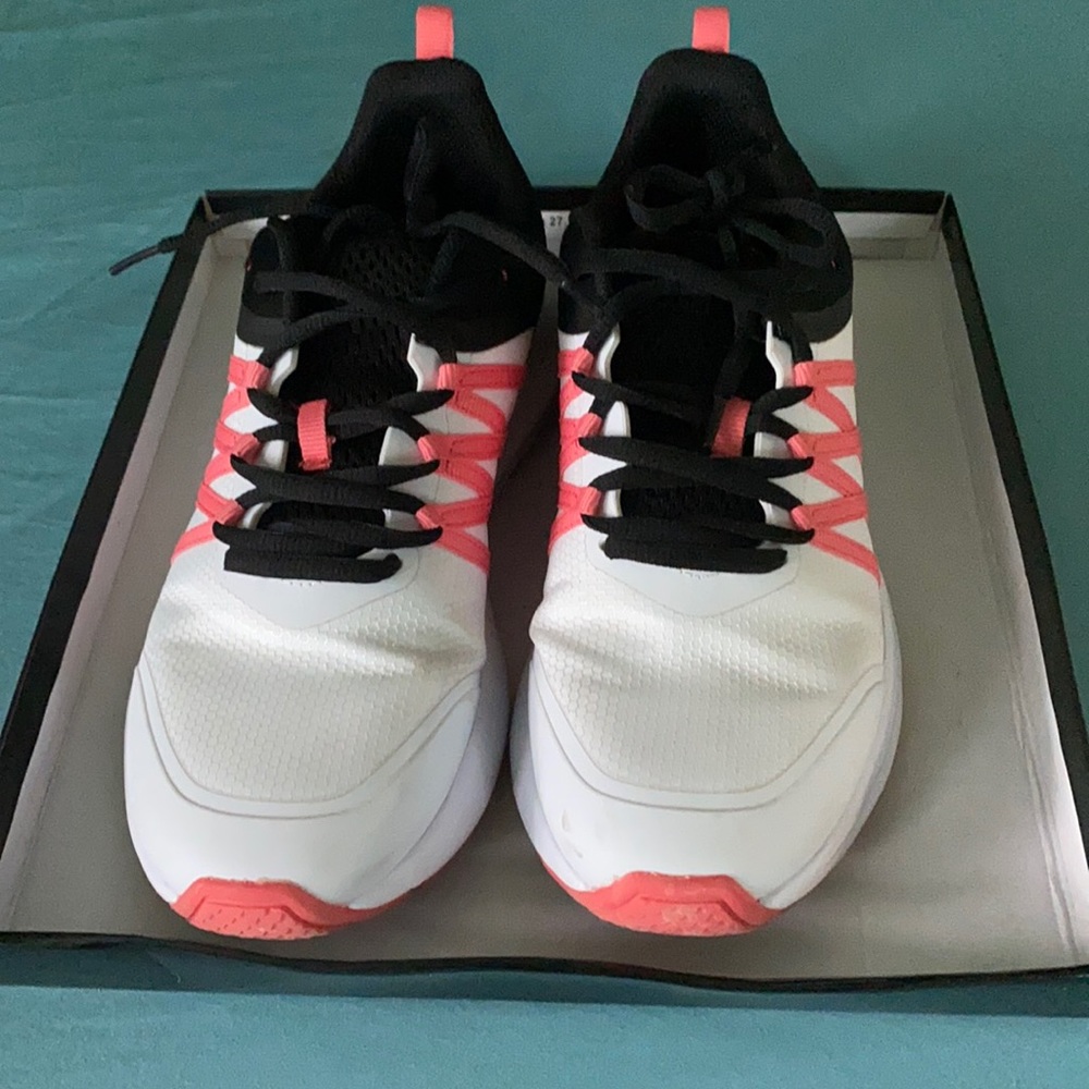 Black/white/pink Gently Used Sneakers 💗🖤🤍👟